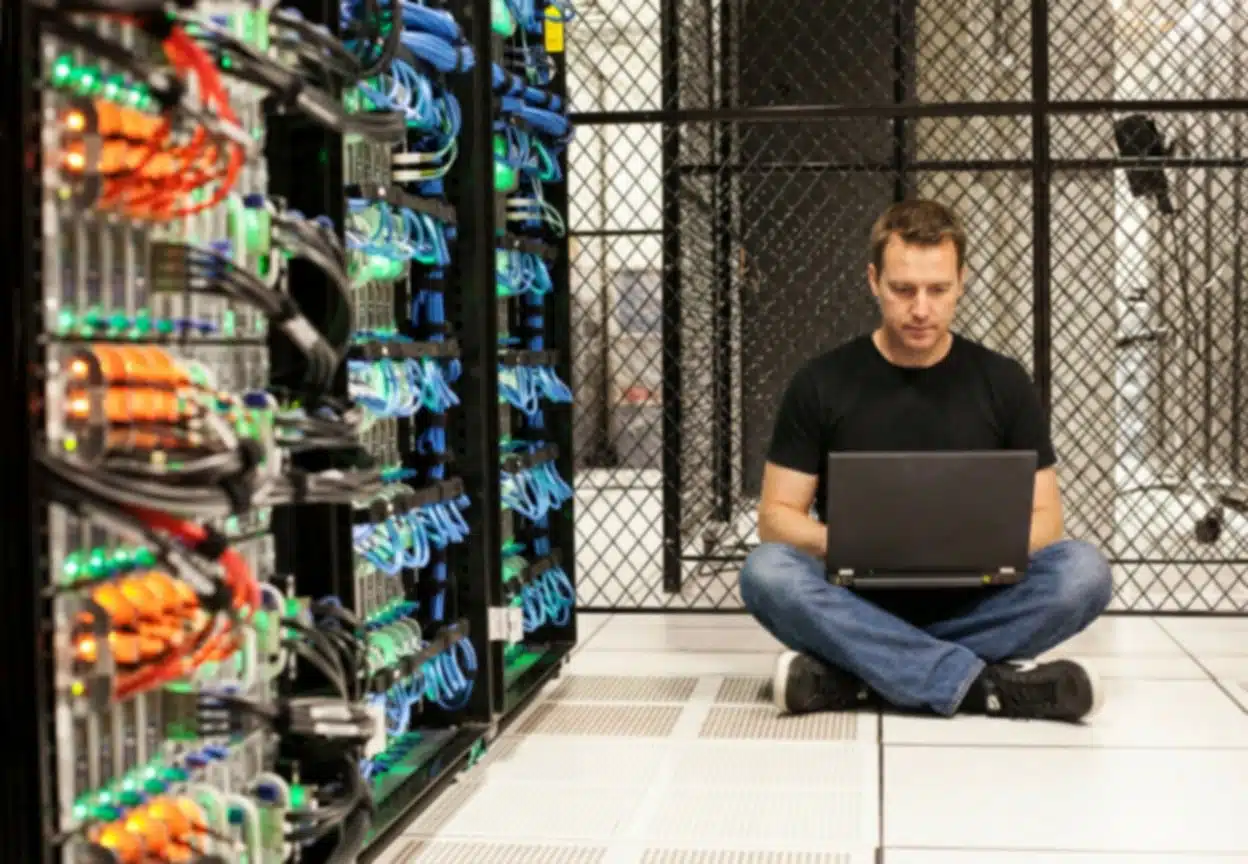 Techniker sitzt am Boden in Serverraum