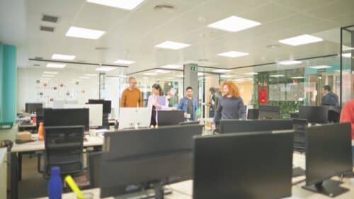 Mitarbeiter im Großraumbüro