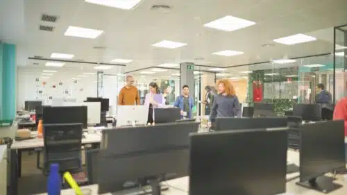 Mitarbeiter im Großraumbüro